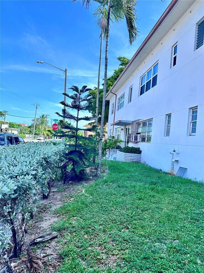 Building Photo - 3903 W Flagler St