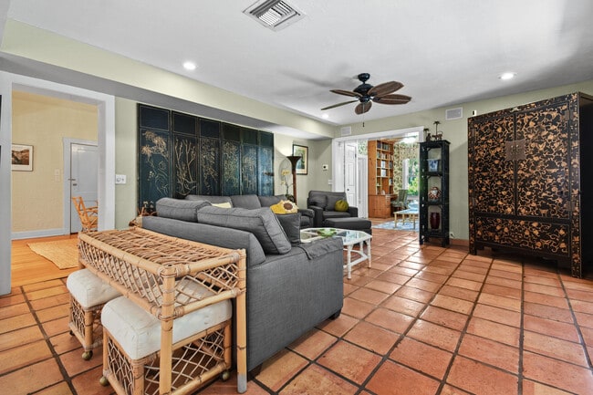 Building Photo - 194 Almeria Rd