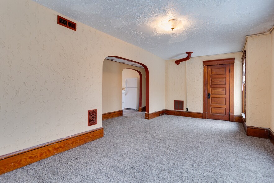 Building Photo - 33 W Main St