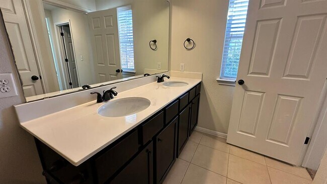 Building Photo - 2304 S Lakeline Blvd