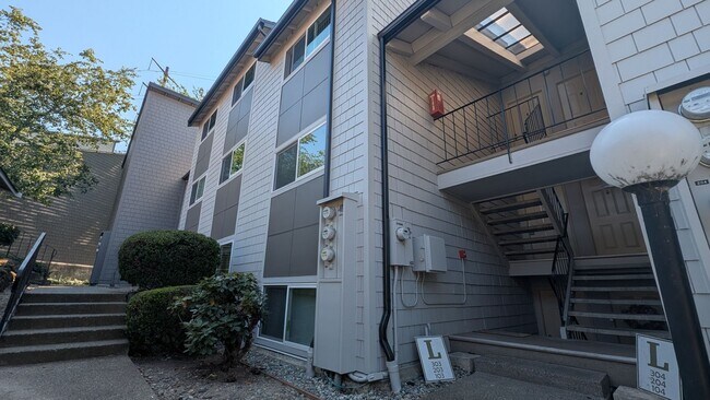 Building Photo - 2020 Grant Ave S