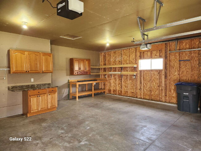 Building Photo - 4 Bedroom Greenville