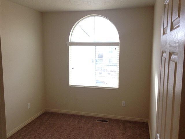 Building Photo - 612 E 550 N