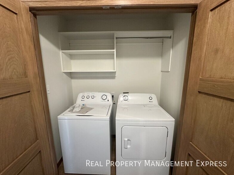 Building Photo - Modern 3 Bedroom 2.5 Bathroom Townhome
