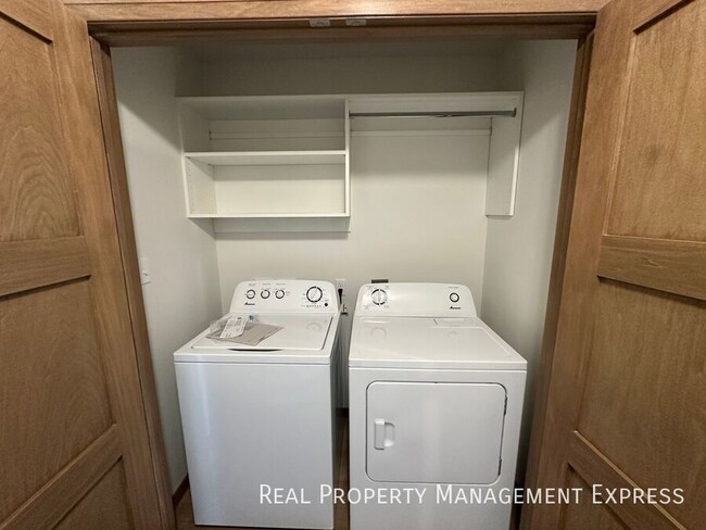 Building Photo - Modern 3 Bedroom 2.5 Bathroom Townhome