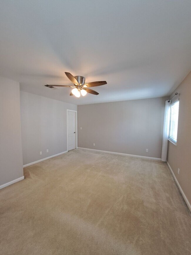Building Photo - 3-Bedroom 2 Story Home in a Gated Communit...