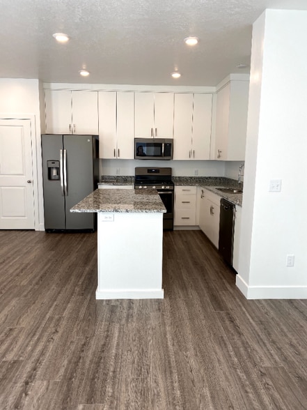 Building Photo - 424 W 40 S