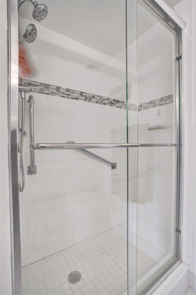 Building Photo - 1150 Hillsboro Mile