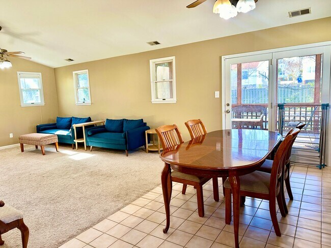Building Photo - 4 Bed + 2 Bath - Screened in Porch! Pets W...