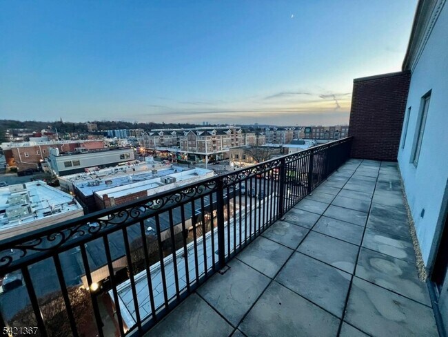 Building Photo - 53 W Palisade Ave