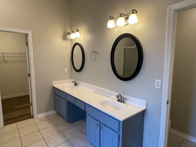 Building Photo - 1144 Troon Dr W