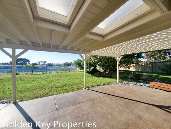 Building Photo - Beautiful 4 bed/2 bath single-story home w/ocean view! Close to the Beach & Carlsbad Village!