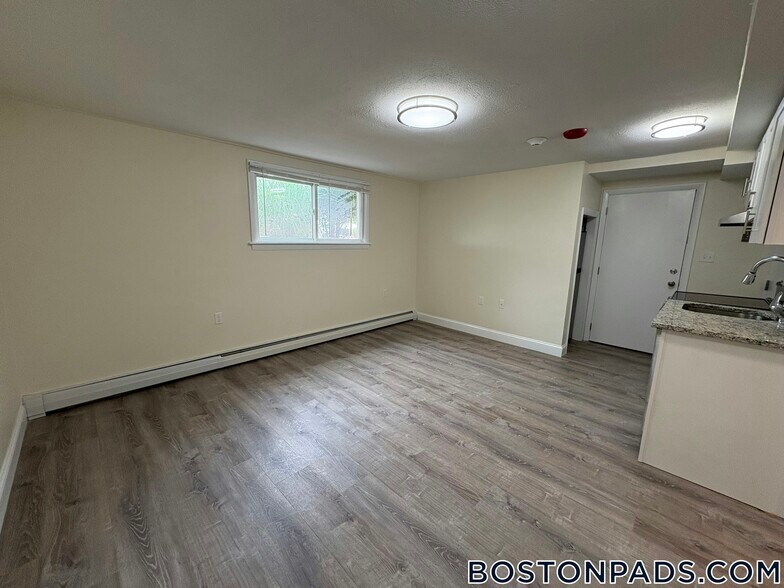 Building Photo - 9 River Dr
