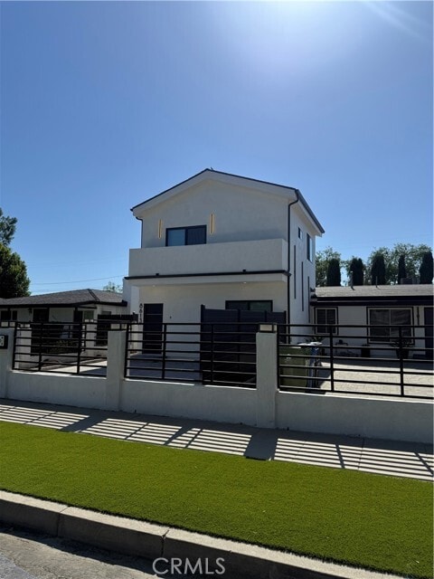 Building Photo - 8613 Oakdale Ave