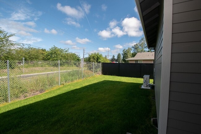 Building Photo - Wonderful 2BD Duplex in Great Washougal Lo...