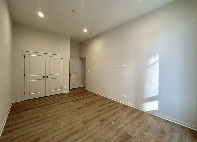 Building Photo - 6340 W Belmont Ave