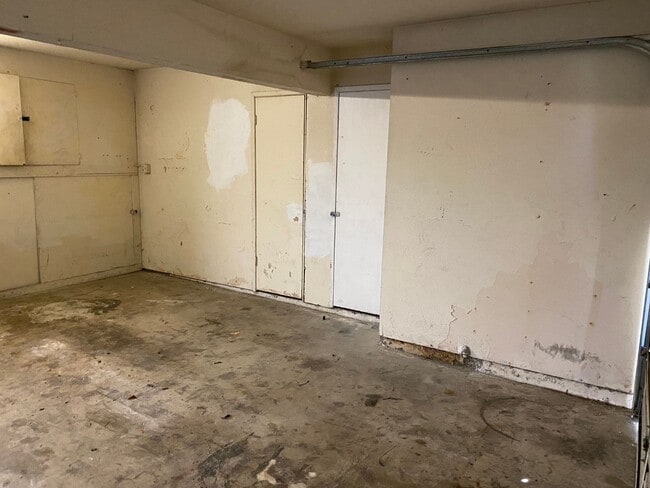 Building Photo - Remodeled 2 bedroom 1 bath townhouse