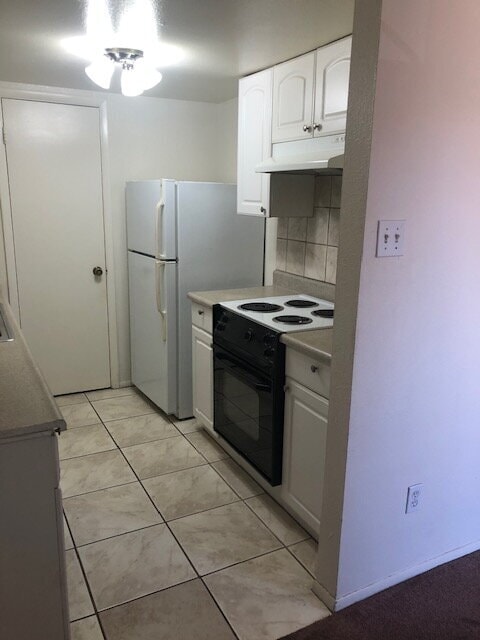 Building Photo - Very Nice 2 Story, 2 Bedroom, 1 Bath Townh...
