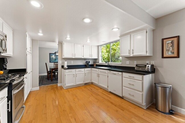 Building Photo - Fully Furnished Modern Home With Great Location