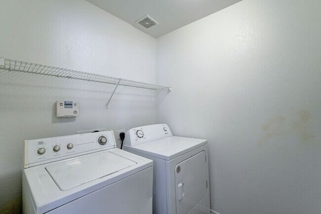 Building Photo - COMING SOON! Spacious 3 Bed 2 Bath home in the Estrella Neighborhood