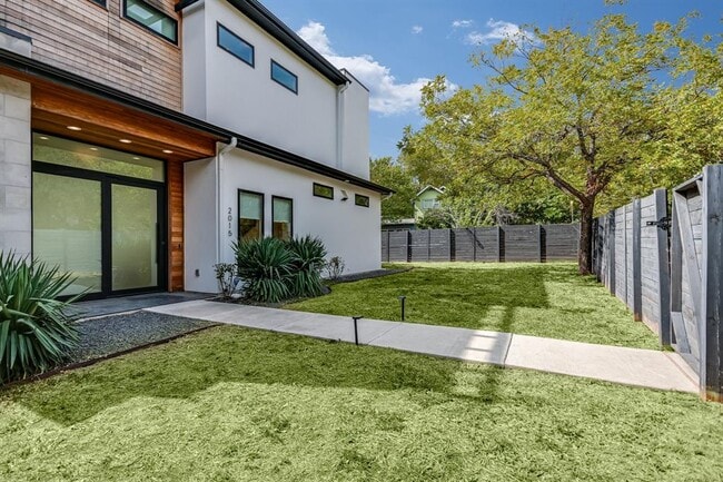 Building Photo - 2015 De Verne St