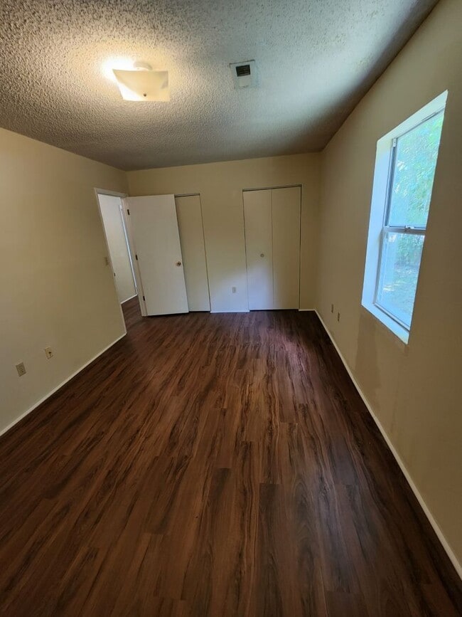 Building Photo - Quaint home located in City Limits