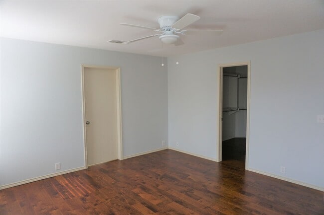 Building Photo - 2417 Hampton Dr