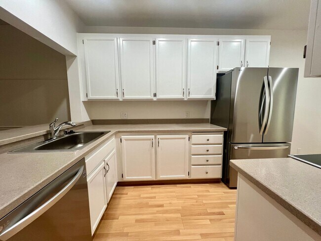 Building Photo - Stunning, spacious and large Milpitas cond...