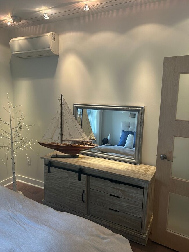 Building Photo - Gorgeous Fully Furnished 2BR/1BA Condo Ava...