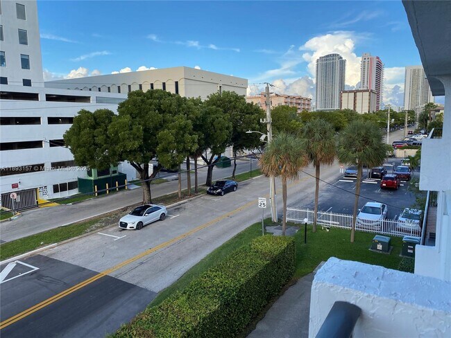 Building Photo - 1900 Diana Dr