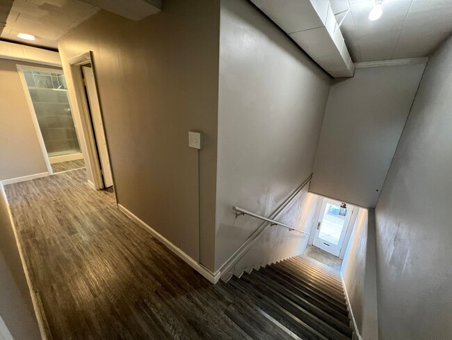 Building Photo - 2 Bedroom 1 Bath Private Apartment Above B...