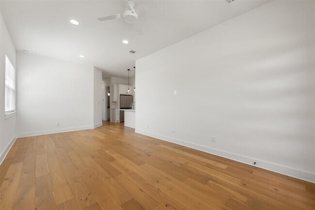 Building Photo - 212 E 20th St