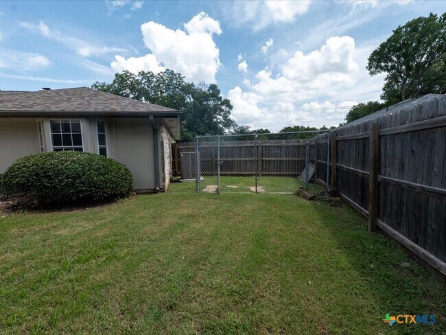 Building Photo - 300 Las Plumas Dr