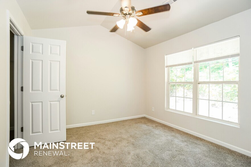 Building Photo - 5945 Hamilton Oaks Dr