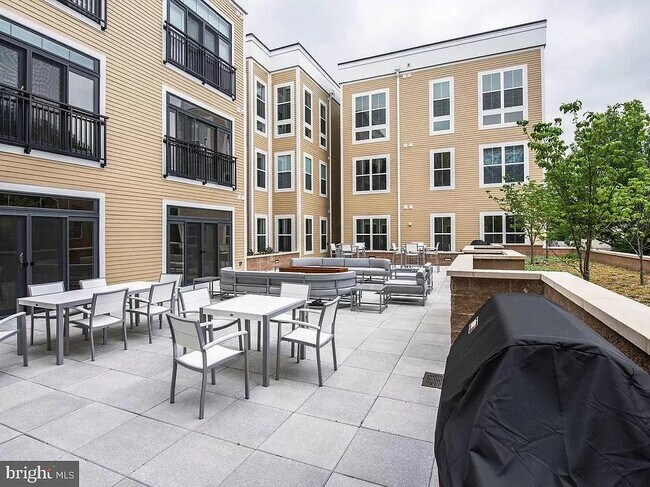 Terrace with bbq grills and fire pit - 989 S Buchanan St