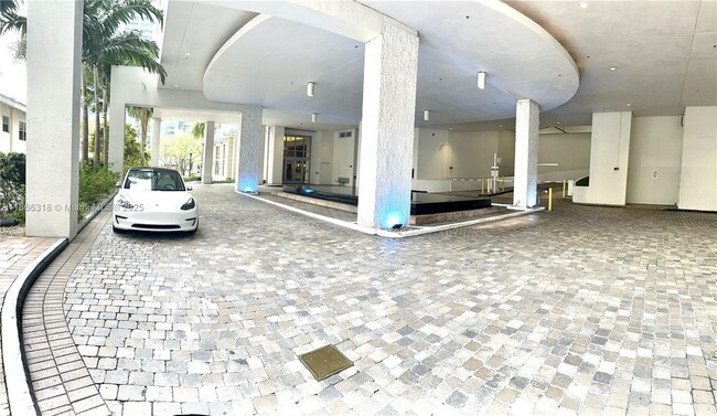 Building Photo - 1050 Brickell Ave