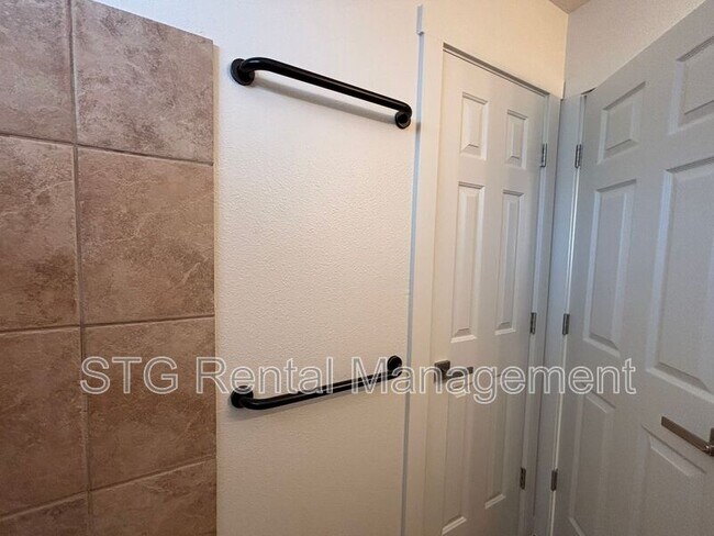 Building Photo - 696 N 600 W