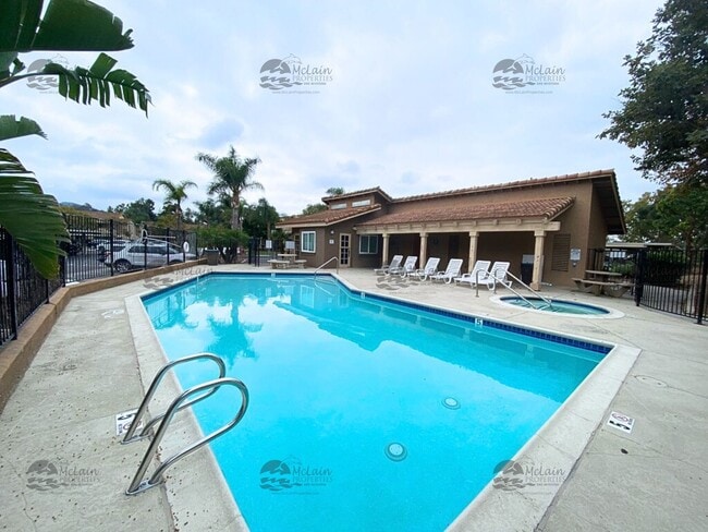 Building Photo - Second Story 2 Bd/2Ba Townhouse in San Marcos