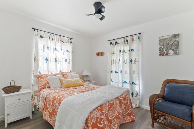 Building Photo - Furnished * AVAIL Now Through 11/1 * $1,69...