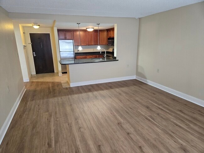 Building Photo - 20-30-30 Daniels St