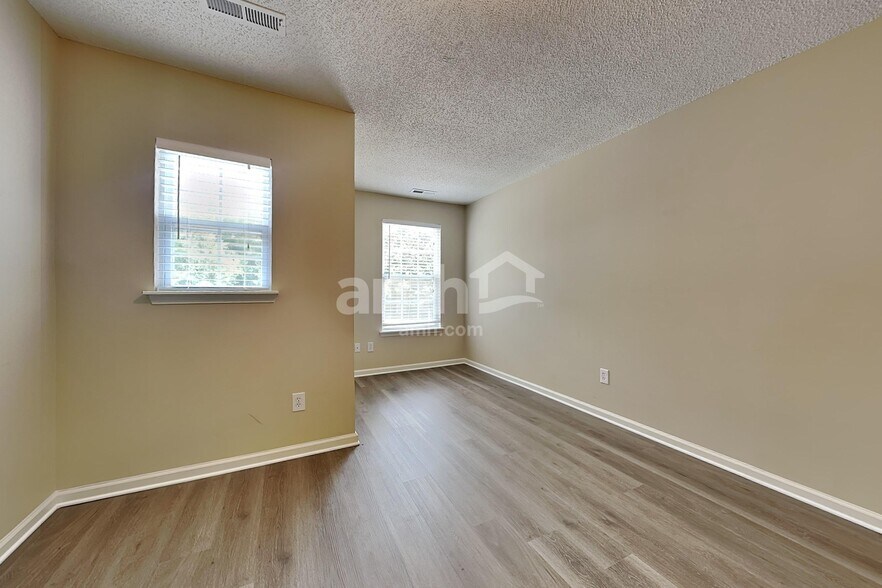 Building Photo - 5013 Springdale Dr