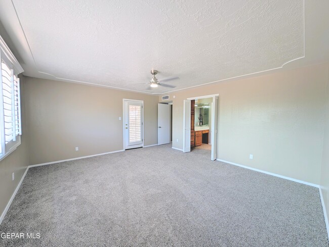 Building Photo - 612 Somerset Dr