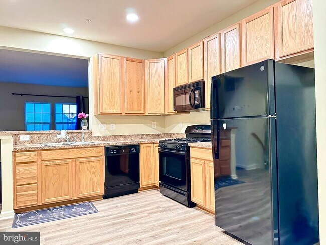 Building Photo - 920 Hopkins Cor