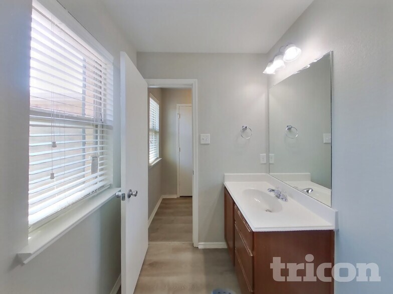 Building Photo - 528 Shell St