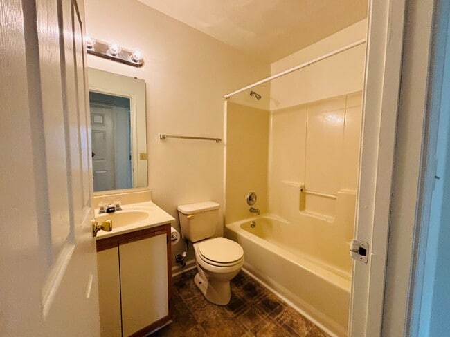 Building Photo - 824 Patrick Henry Dr