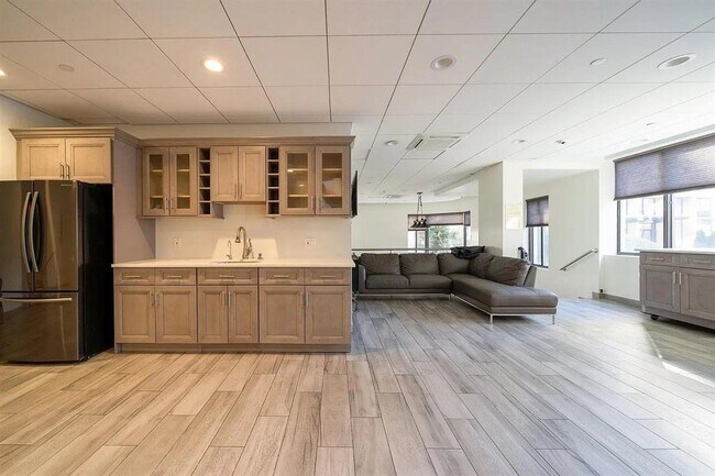 Building Photo - 45 River Dr S