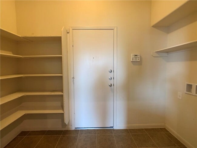 Building Photo - 2312 Nestlewood Dr