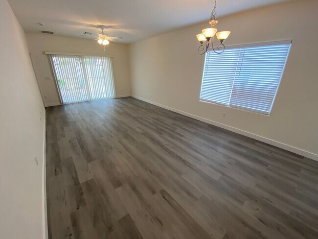 Building Photo - Beautiful 55+ 3 bed/2 bath home located in Aliante