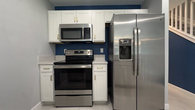 Building Photo - Stylish 3-Bed, 3-Bath Townhouse Oasis in Riviera Beach