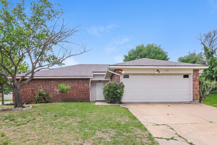 Primary Photo - 2301 Fall Ct